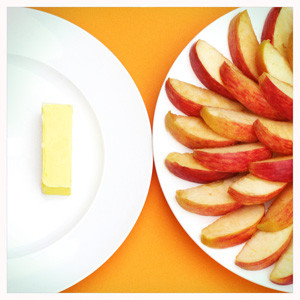 Links ein kleineres Stück Butter, rechts viele Apfelschnitze: Beide haben in etwa 200 Kalorien.